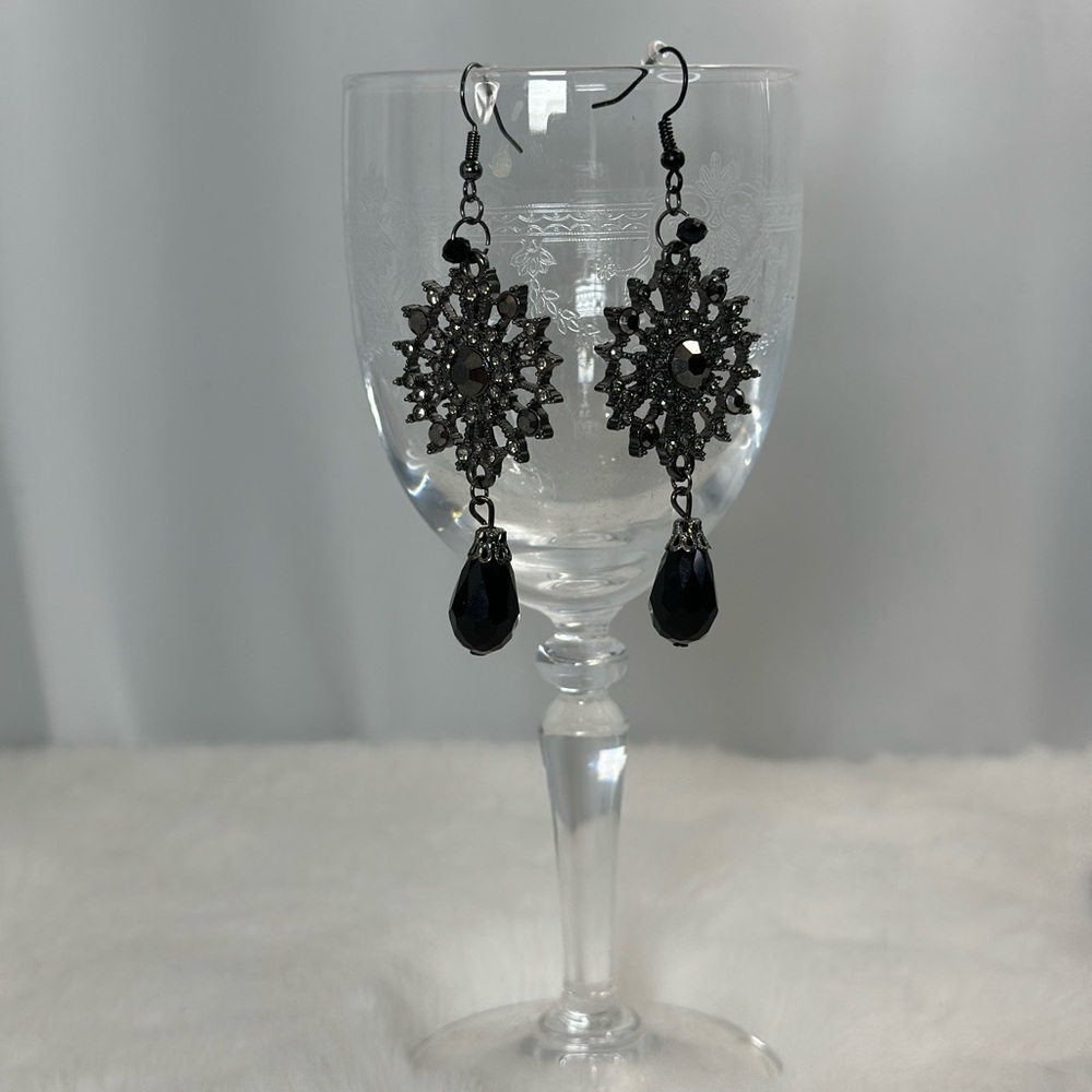 Elegant Black Filigree Earrings with Teardrop Accents